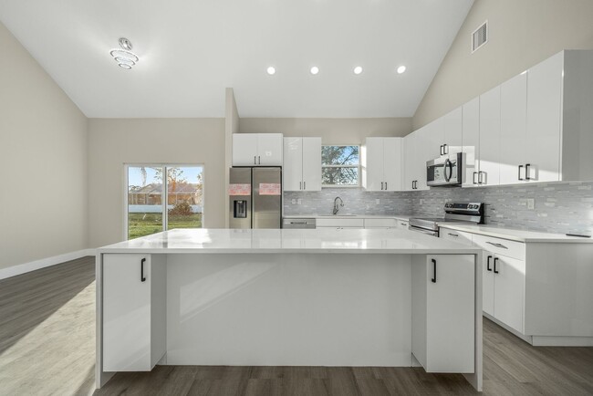 Building Photo - 3 Bedroom Home Located In The Sun N Lake Golf Community