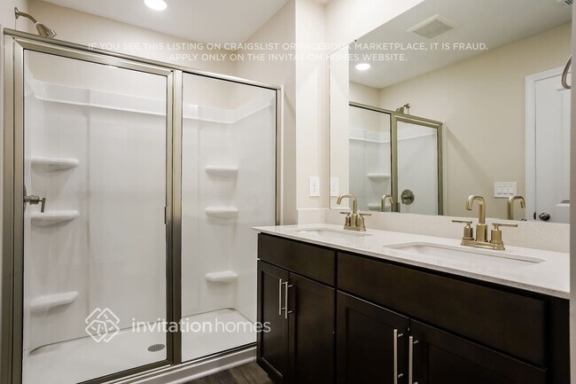 Building Photo - 800 Holiday Pk Ln