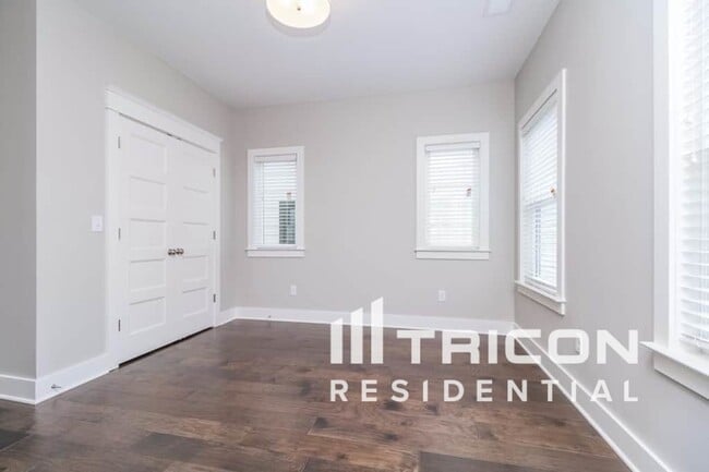Building Photo - 1240 Hillwood Private Cove
