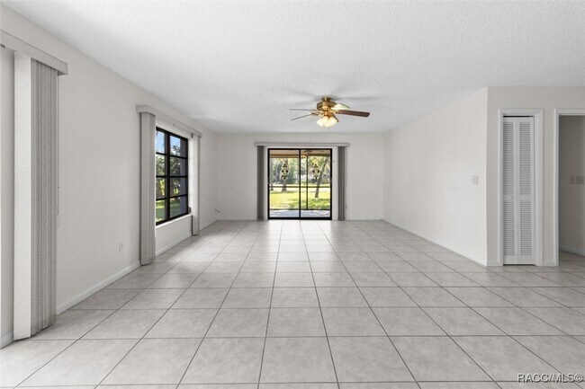 Building Photo - 83 Golfview Dr
