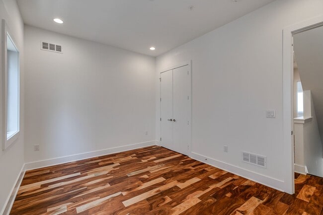 Building Photo - Northern Liberties Townhome with Parking