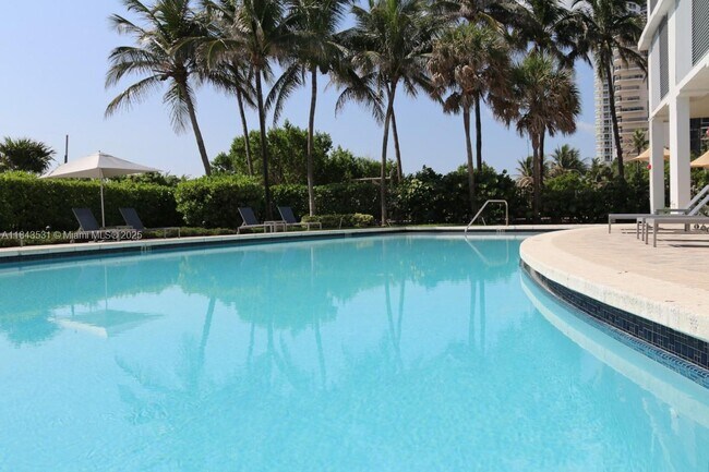 Building Photo - 6515 Collins Ave
