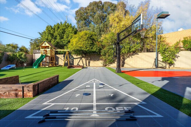 Building Photo - 5604 E Beverly Ln