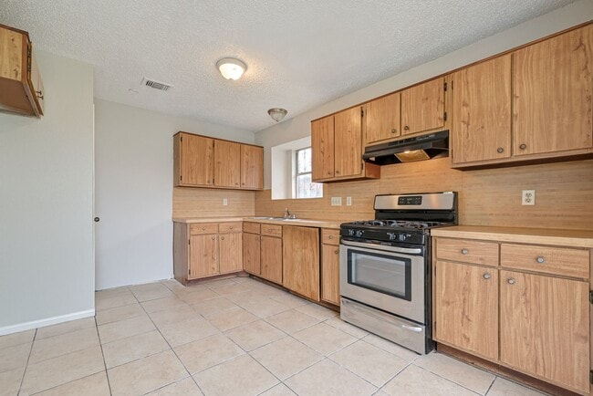 Building Photo - Spacious 4 Bedroom Home With Large Backyard!