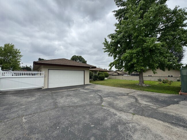 Building Photo - Beatiful Glendora Home in Desireable Area
