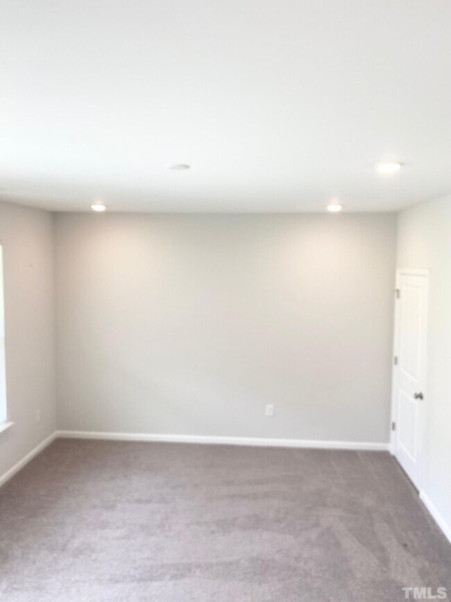 Building Photo - 1046 Commack Dr