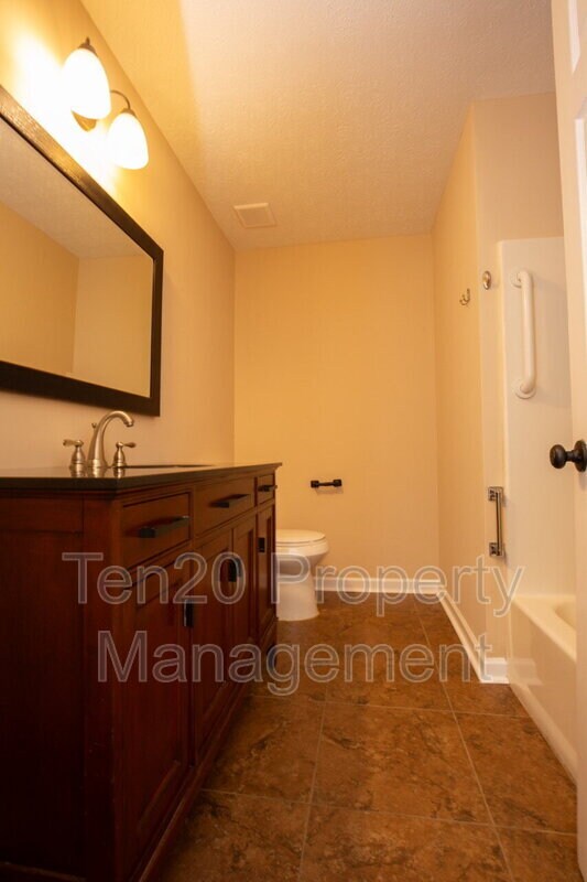 Building Photo - 11 Leah Ct