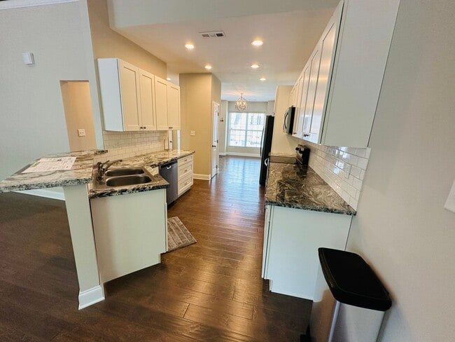 Building Photo - Spacious 3BR Home Near UT Hospital & Downtown Knoxville