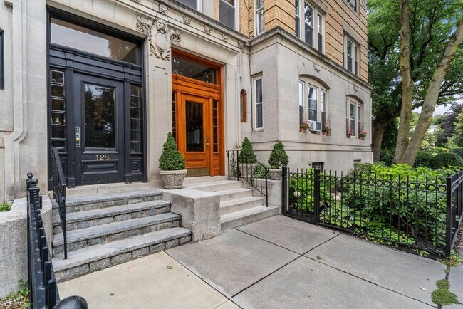 Building Photo - 130 Longwood Ave