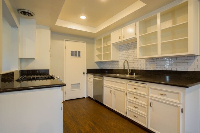Building Photo - End Unit Townhome with Private Patio