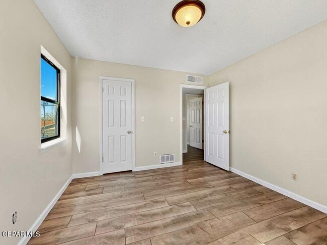 Building Photo - 2153 Trawood Dr