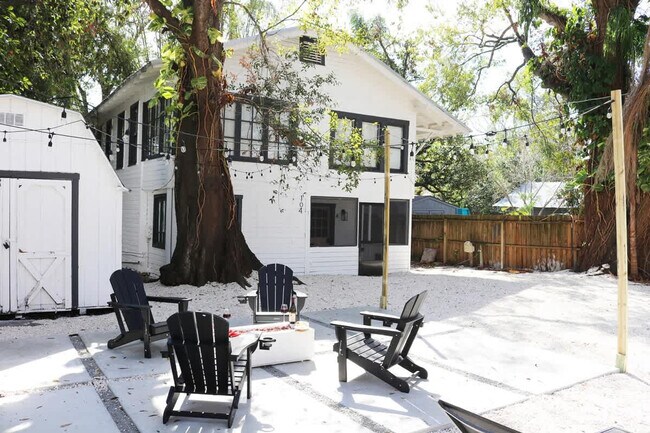 Building Photo - 102 W Emma St