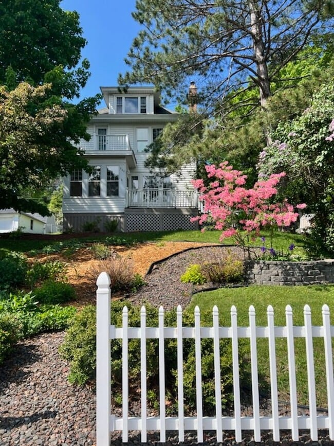 Building Photo - AVAILABLE AUGUST 1ST - Beautiful Single Fa...