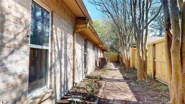 Building Photo - 12618 Misty Valley Dr