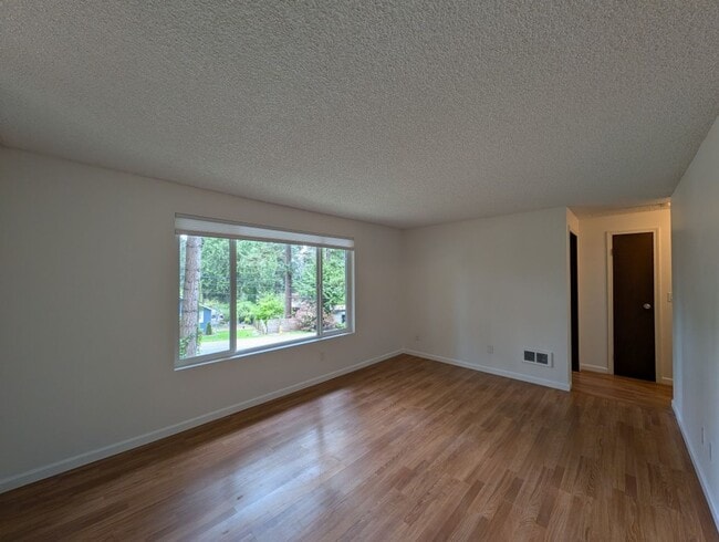 Building Photo - 2Bd/1.5Ba Shoreline Condo