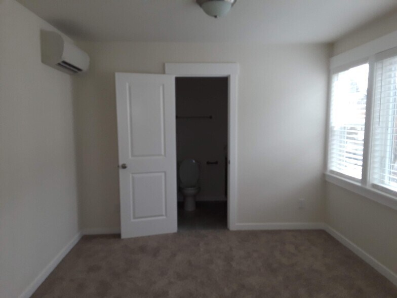 Building Photo - 8814 N Edison St