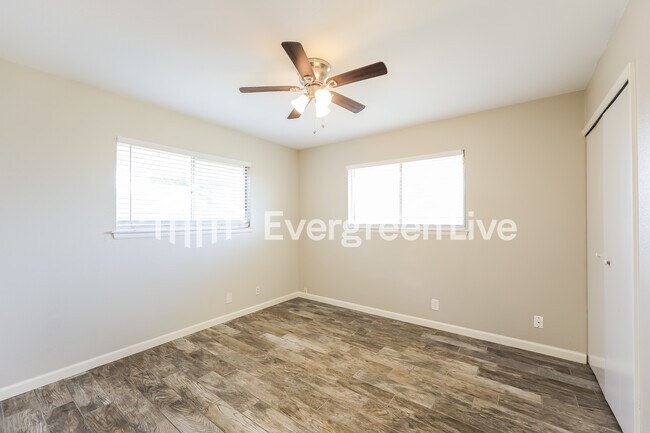 Building Photo - 274 Meadow Path Dr