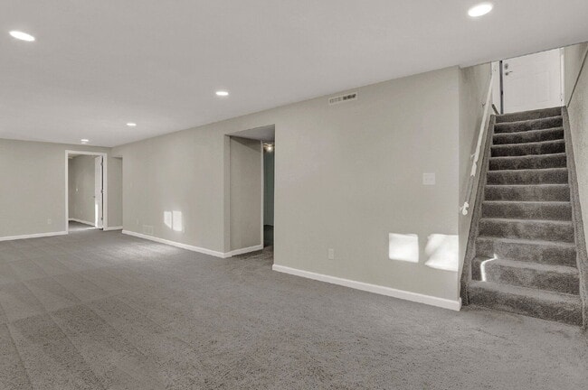 Building Photo - 817 Westmoor Dr