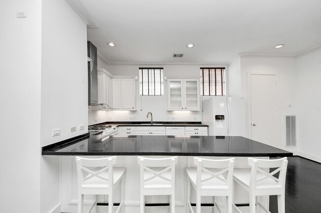 Building Photo - 1014 Montrose Blvd