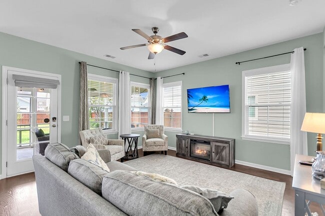 Building Photo - Fully Furnished 3 Bedroom, 2.5 Bathroom Ho...