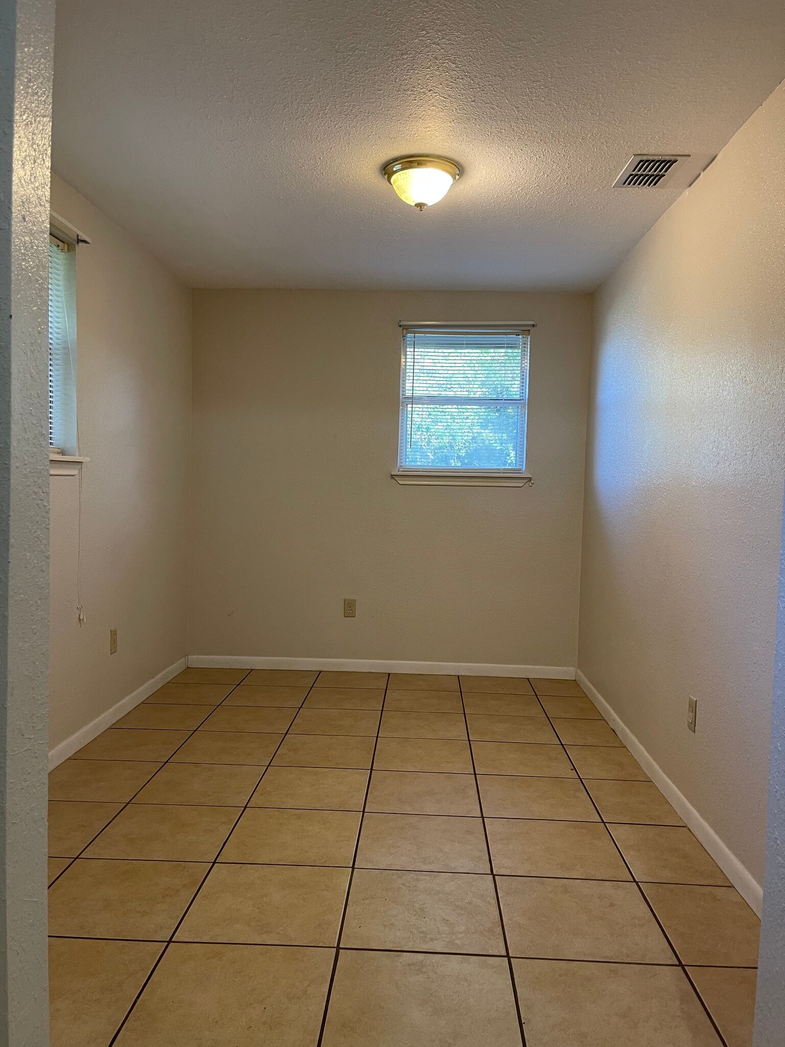 Building Photo - 411 Rowlett Ave