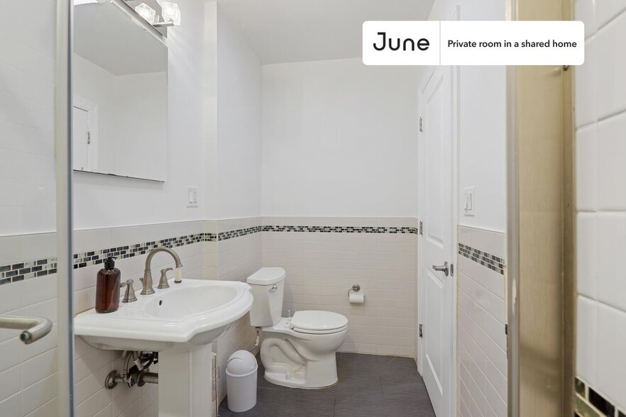 Building Photo - Private bedroom in 4 bed/2 bath Home