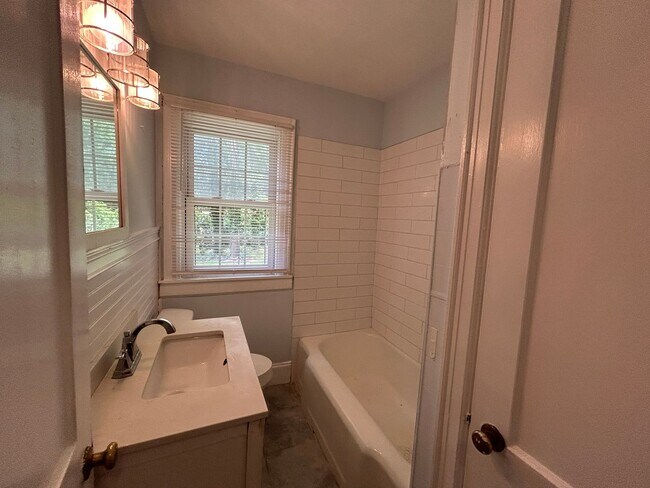 Building Photo - Adorable Home in Ashley Park!