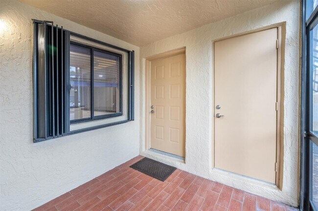 Building Photo - 434 Lakeview Dr