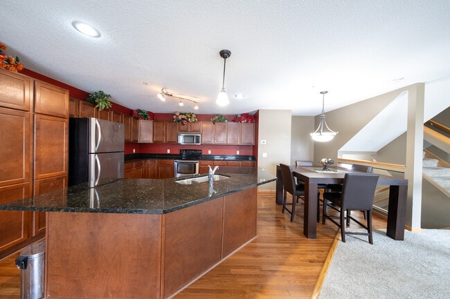 Building Photo - 6988 S Park Dr