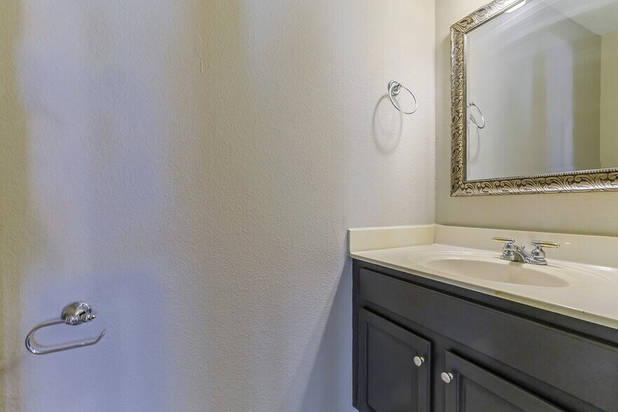 Building Photo - 548 E Cathy Dr