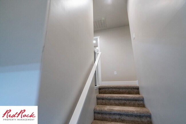 Building Photo - Beautiful townhome in desirable neighborho...