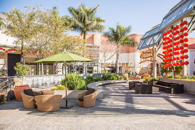 Minutes away from shopping - 7223 Lotus Ave