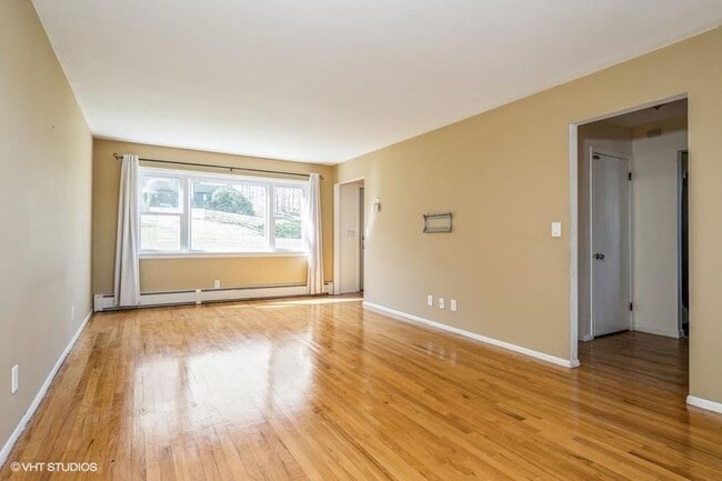 Building Photo - 126 Linden Ln