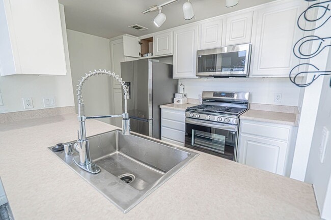 Building Photo - 1 Bedroom + Loft in the Bordeaux Community of Saugus!