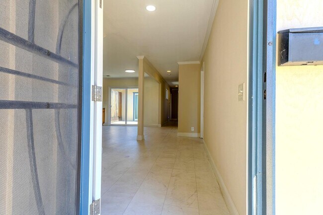 Building Photo - 6522 Maywood Ln