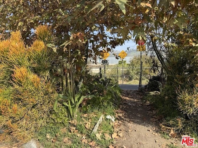 Building Photo - 2445 Harwood St