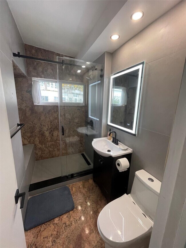 Building Photo - 425 Bayshore Dr