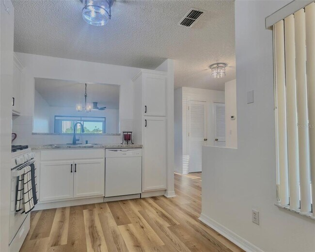 Building Photo - 1807 Garden Lake Dr