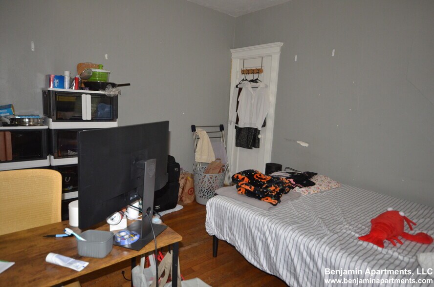 Building Photo - 463 Park Dr