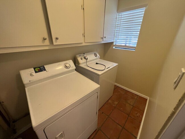 Building Photo - 7417 E Cambridge Ave