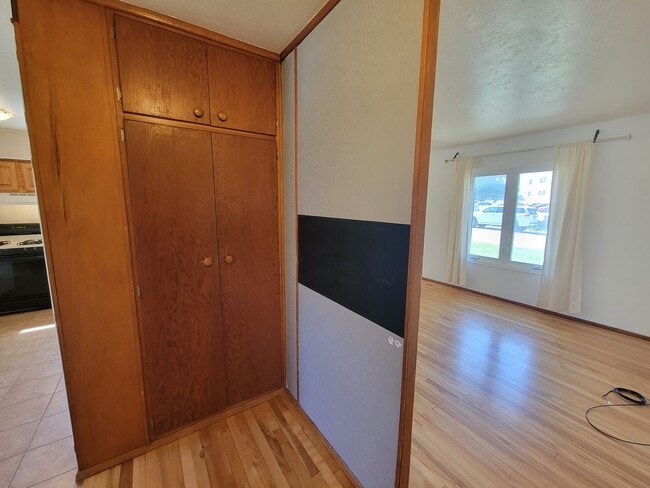 Building Photo - 2 Bedroom House