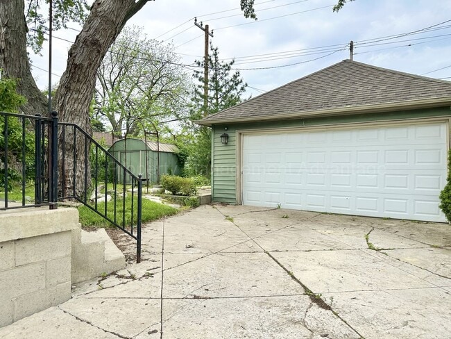 Building Photo - 4 Bedrooms, Endless Charm and Steps from D...