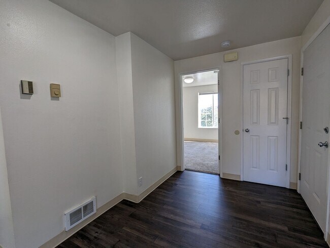 Building Photo - Nice 1bdrm/1bath Apartment Off Bailey Hill...