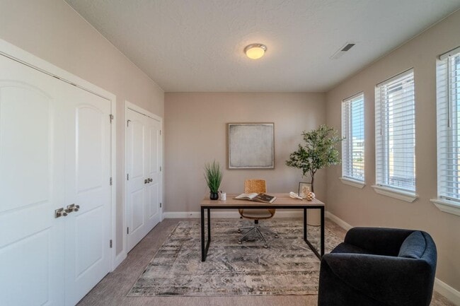 Building Photo - Beautiful 3 bed 2 bath + Den Home in Desert Color! Corner Lot!!