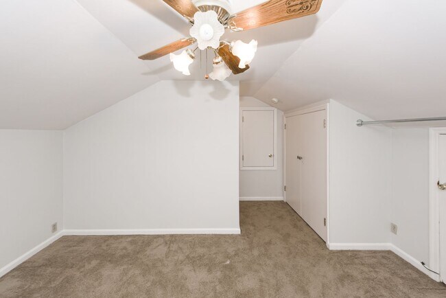 Building Photo - 3 Bedroom 2 Bath Home in Briarwood - Summe...