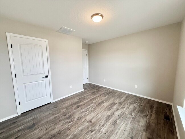 Building Photo - 633 S Southgate Dr