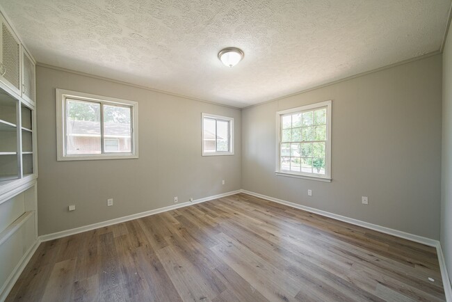 Building Photo - Coming Soon! Spacious 3 Bedroom 2 Bath!