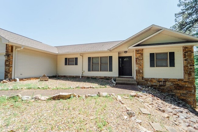 Building Photo - 4 bed, 3 bath, home with privet sunroom off master.