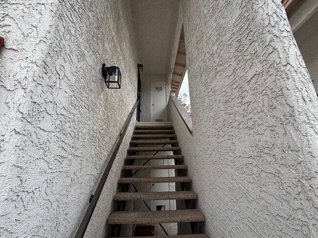 Building Photo - 2 Br/2 Ba. Condo on 2nd fl.