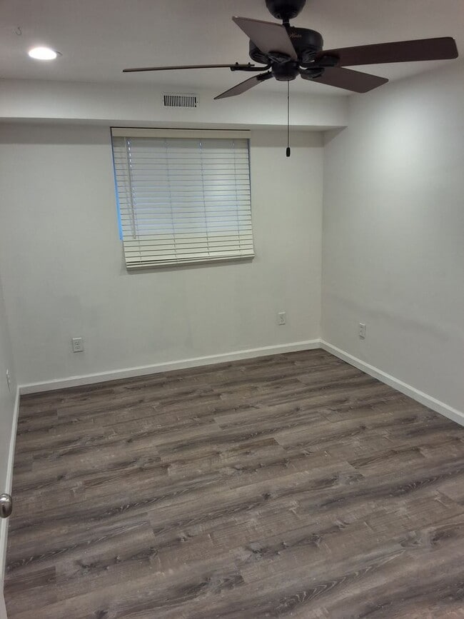 Building Photo - 3215 W Willow Knolls Dr